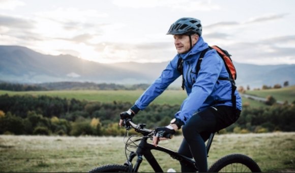 Fahrradfahrer in Landschaft